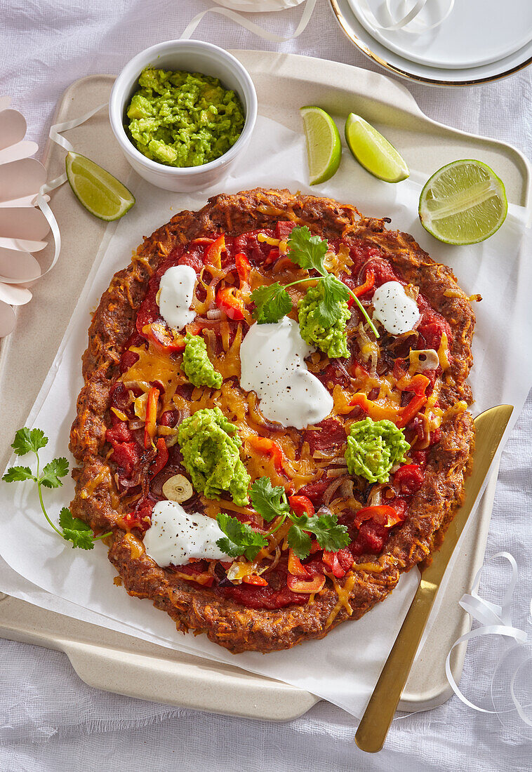 Pizza mit Hackfleischboden und Avocado--Paprika-Topping