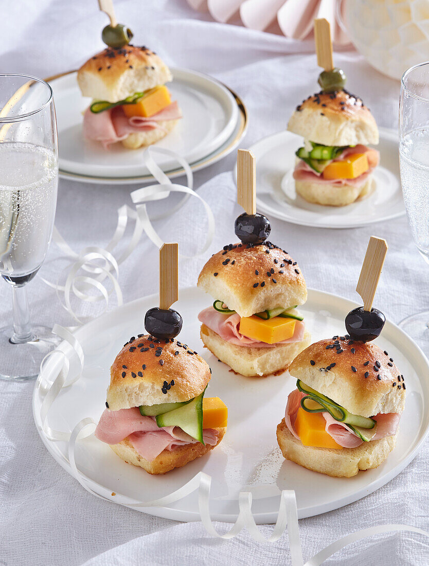 Mini sandwiches with ham, cheddar and olive