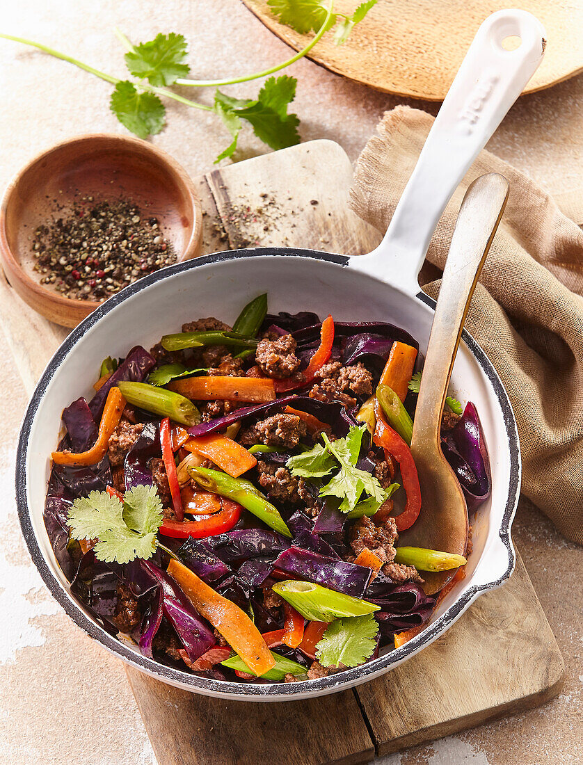 Minced beef pan with red cabbage and vegetables