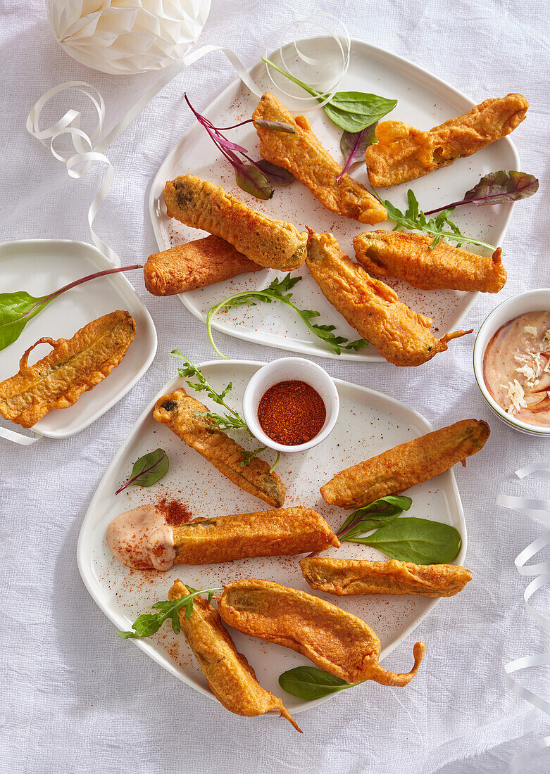 Gebackene Gewürzgurken mit Knoblauch-Dip und Meerrettich-Mayonnaise