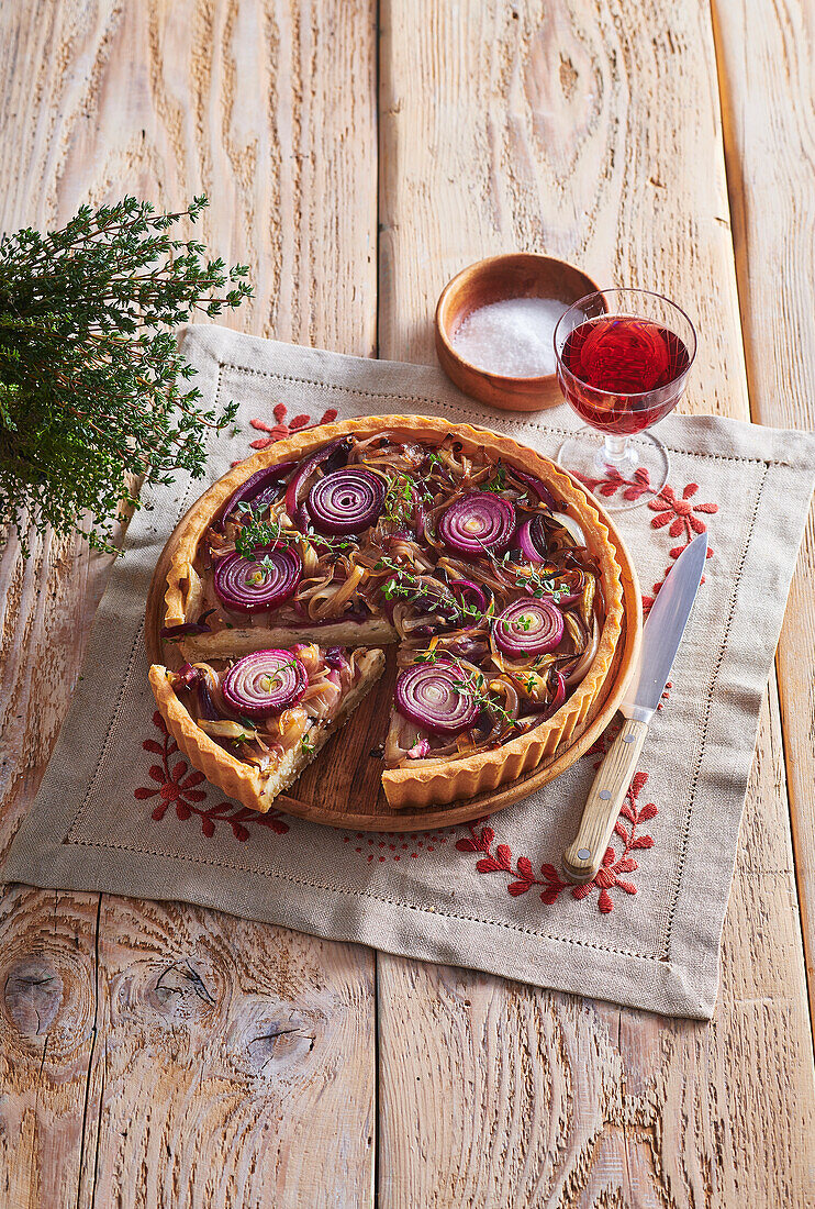 Rote Zwiebelquiche mit Emmentaler, Crème fraîche und Thymian