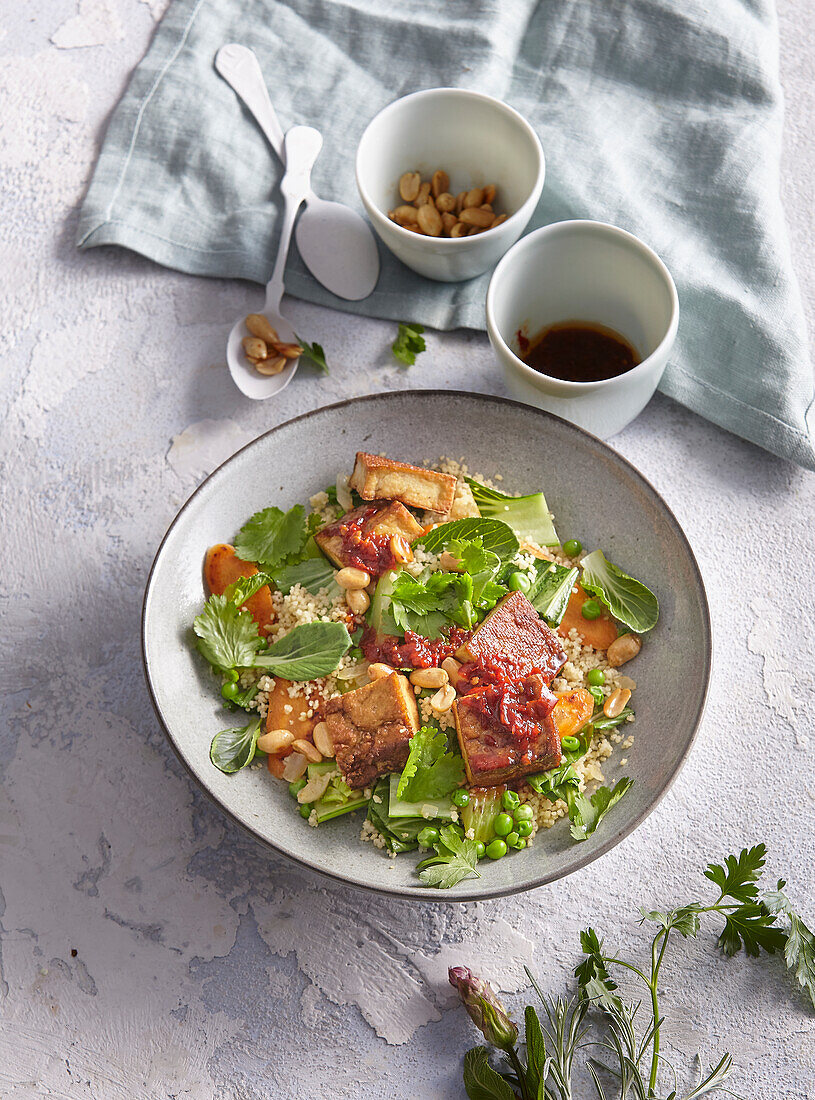 Couscoussalat mit mariniertem Tofu und Erdnüssen