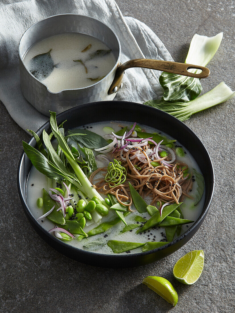 Asiatische Kokosnusssuppe mit Buchweizen-Nudeln