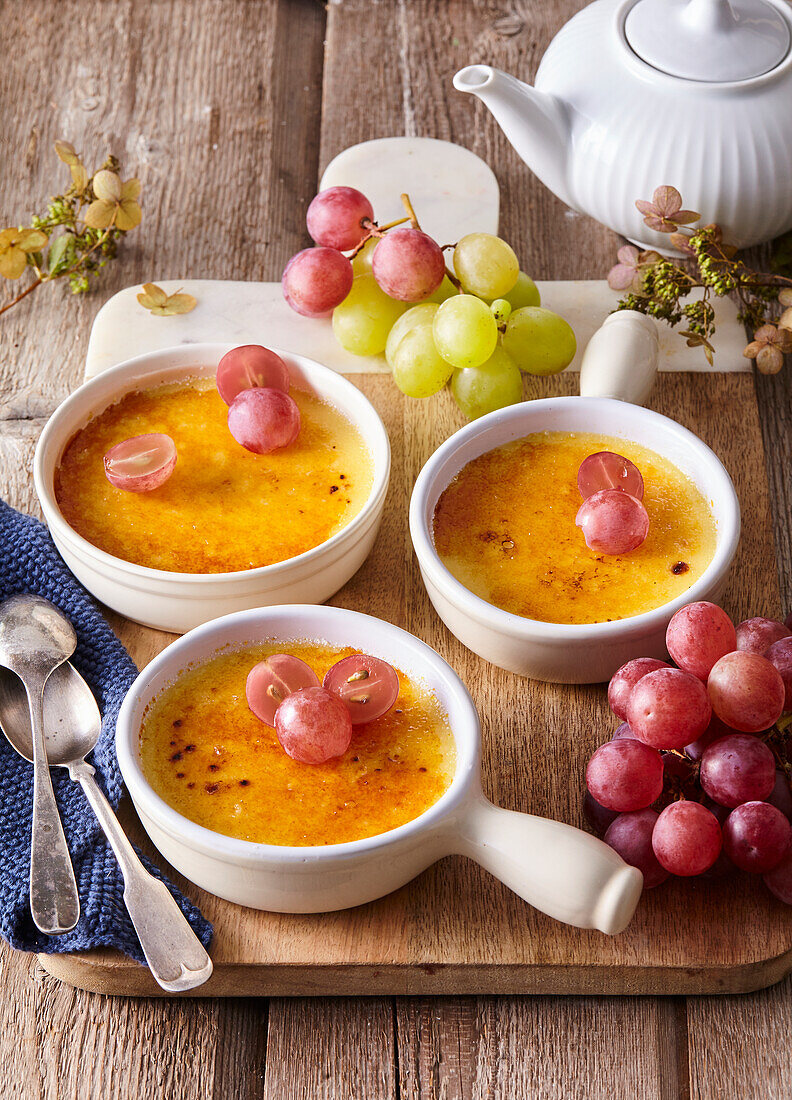 Crème brûlée with grapes