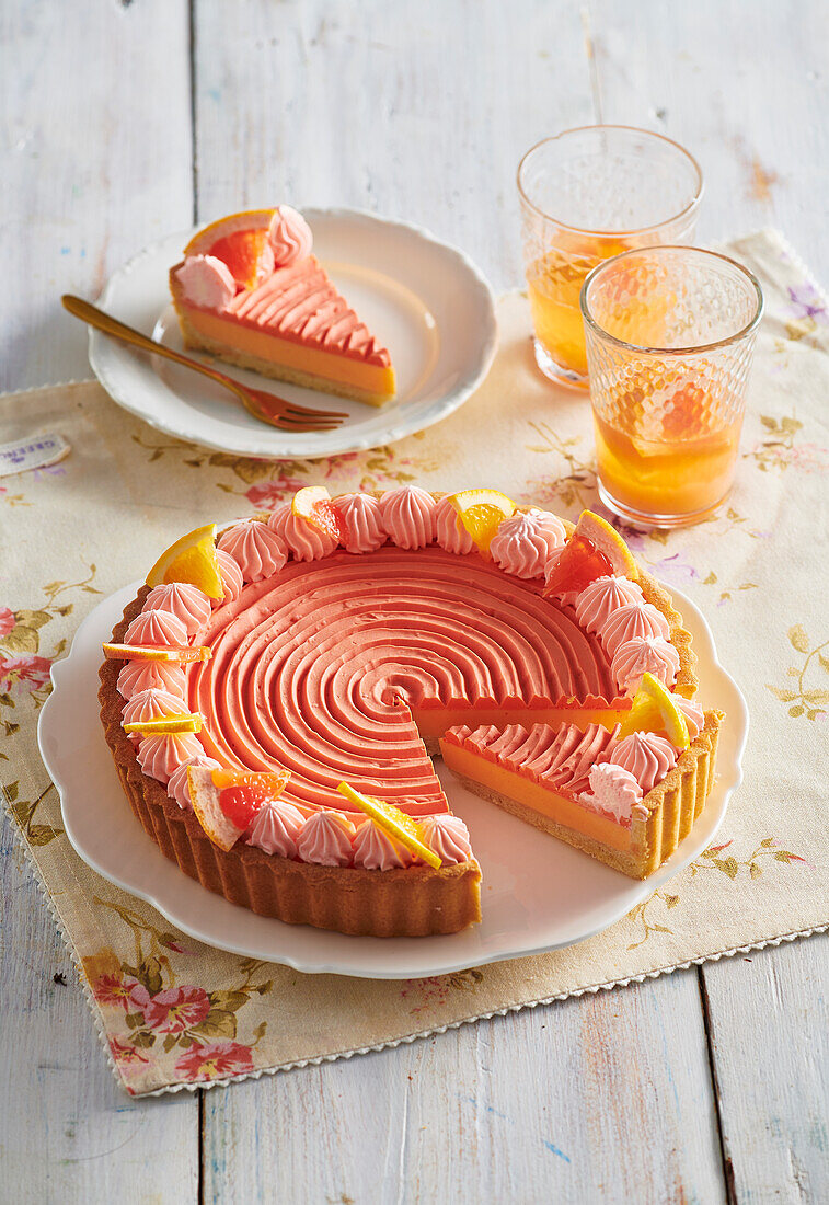 Grapefruit-Tarte mit weißer Schokoladencreme und Sahne