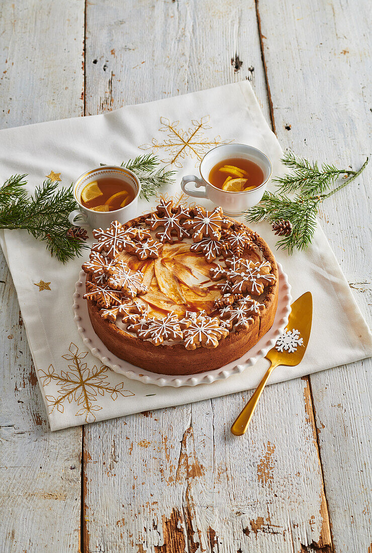 Gewürzkuchen mit Zitronenglasur und Lebkuchenplätzchen