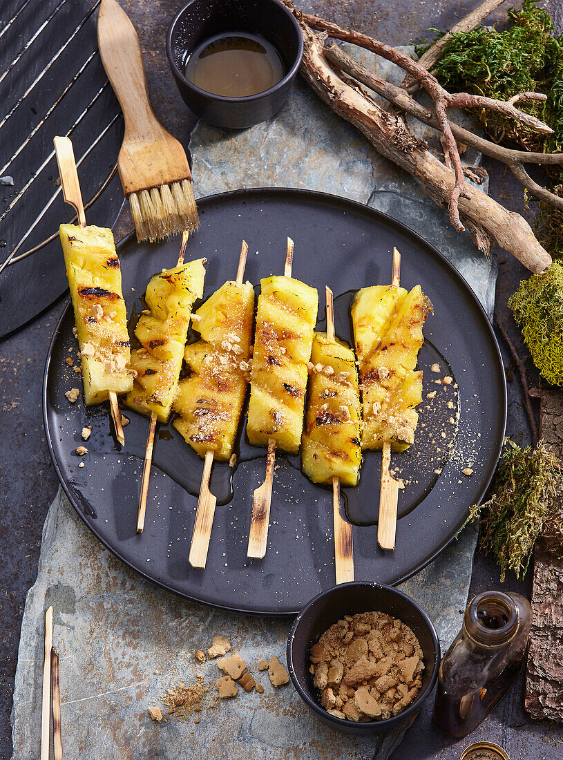 Gegrillte, karamellisierte Ananas-Spieße mit Keksbröseln