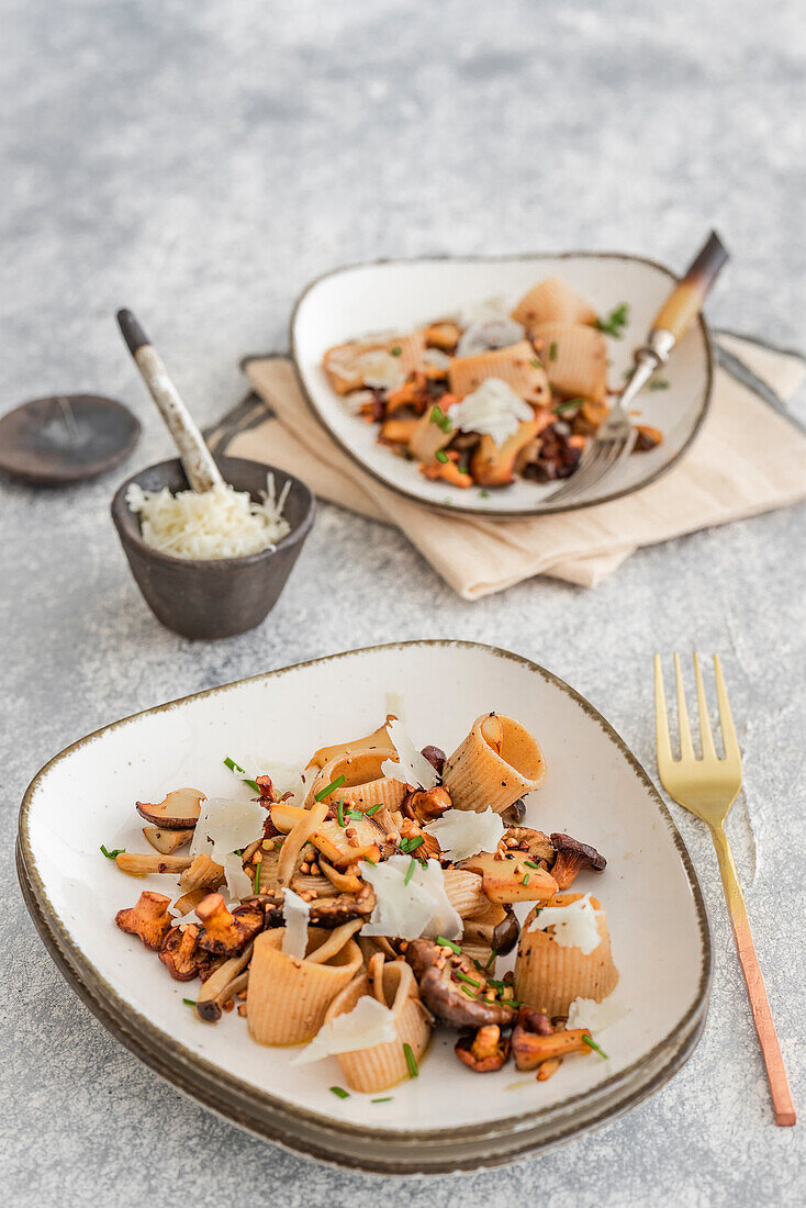 Paccheri-Nudeln mit Pilzen und Parmesan