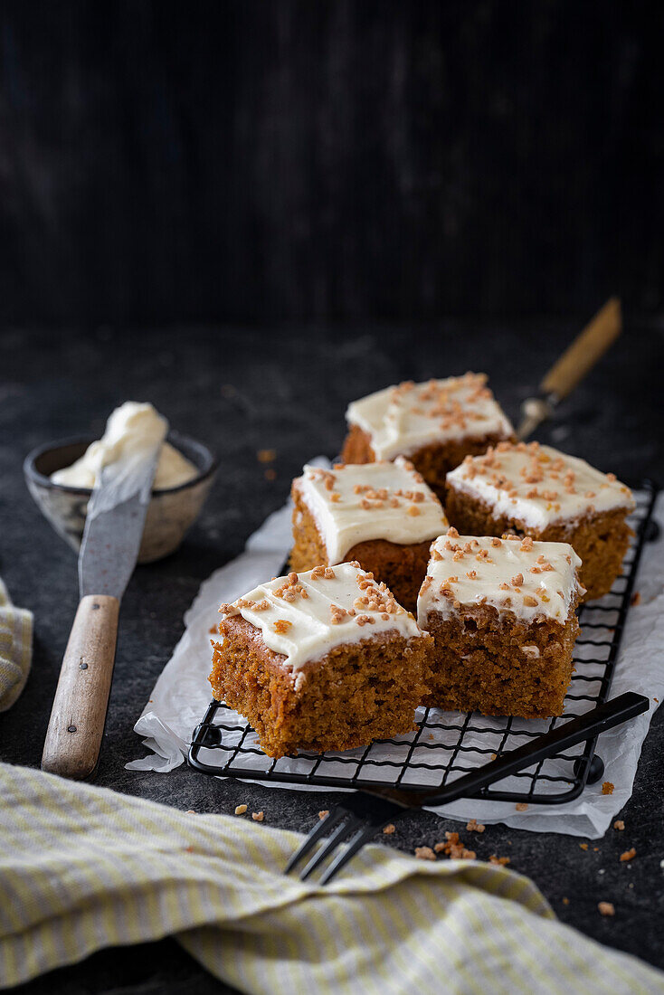 Kürbiskuchen mit Frischkäse-Frosting und Nusskrokant