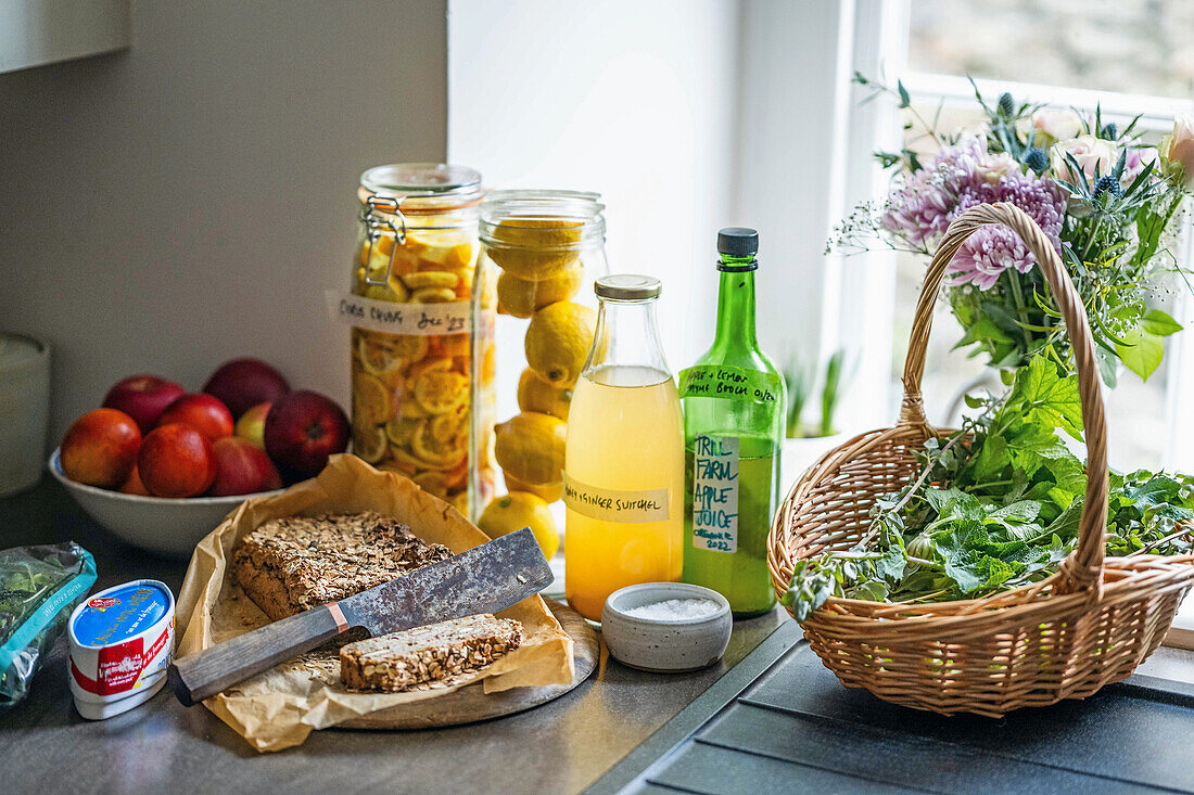 Stillleben mit gesunden Lebensmitteln und hausgemachtem Sirup