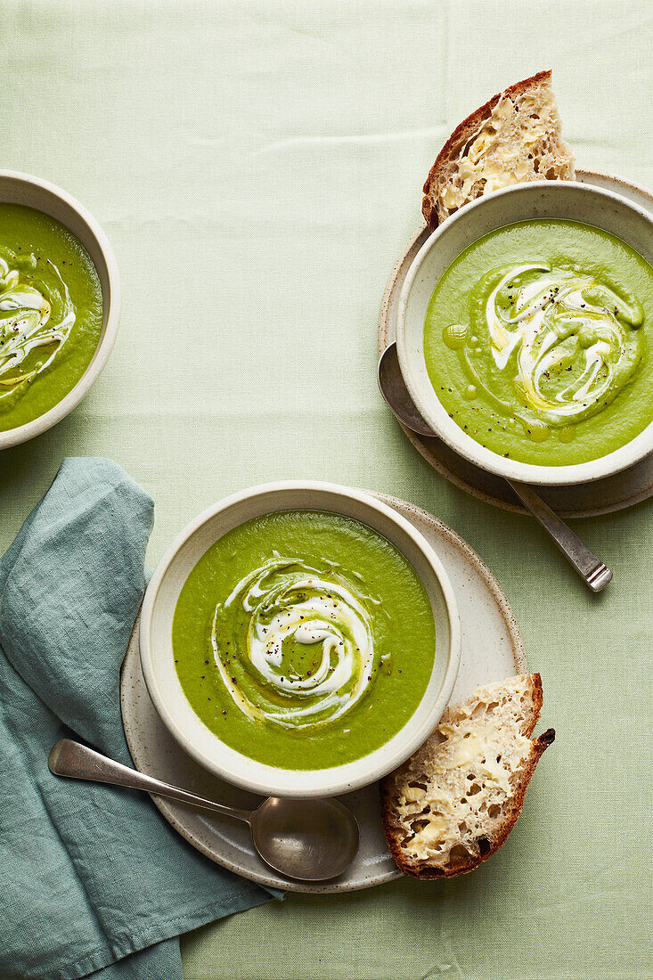 Erbsensuppe mit Wildkräutern und Crème fraîche