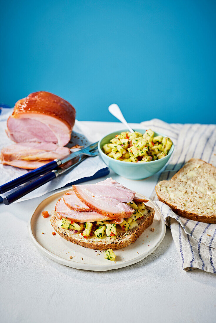 Vollkornbrot mit gegrilltem Kasseler und Kartoffelsalat