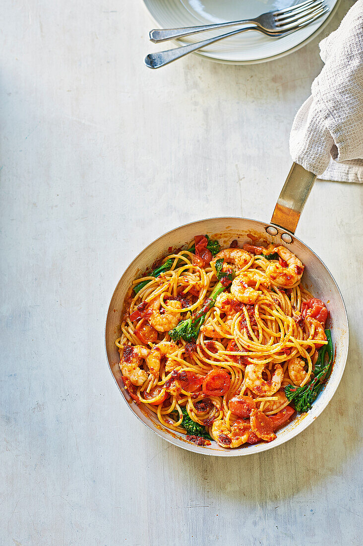 Spaghetti with prawns and harissa