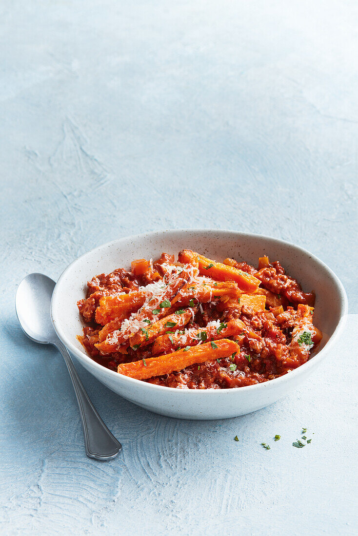 Gratinierte Süßkartoffelpommes mit Bolognese und Käse