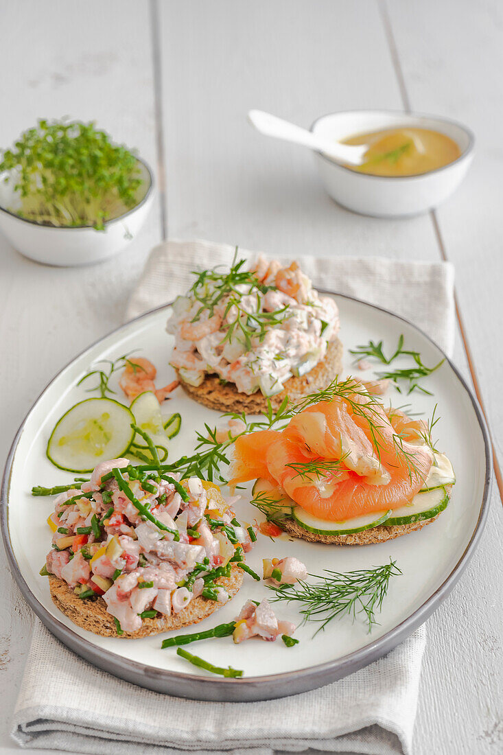 Dreierlei Bruschetta mit Lachs, Matjes und Krabben