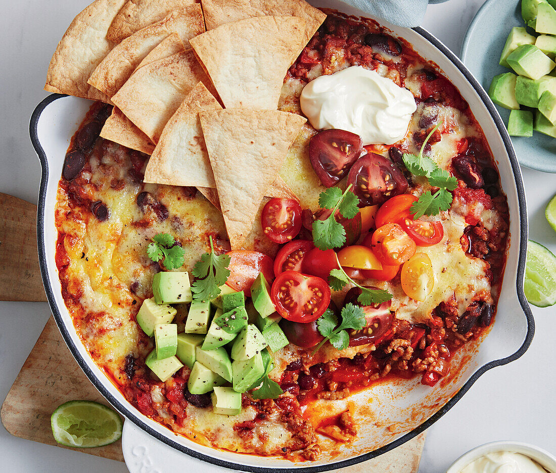 Pfannen-Nachos mit Avocado und Tomaten