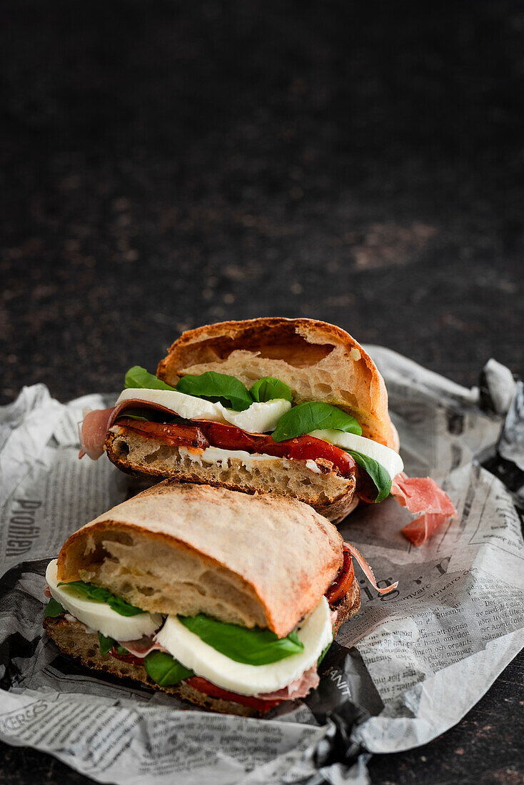 Caprese-Ciabatta-Sandwich mit Schinken und Basilikum