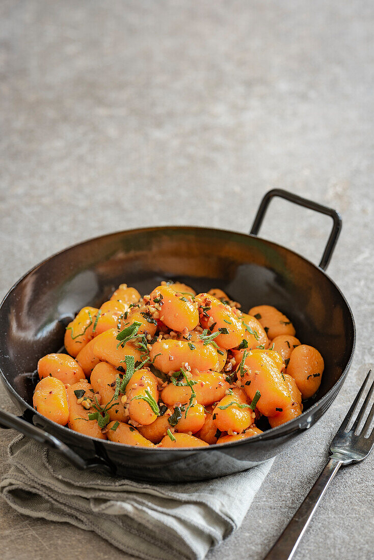 Süßkartoffel-Gnocchi mit Kräutern