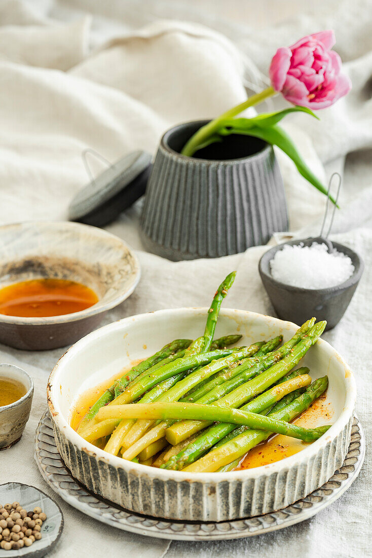 Gebratener Spargel mit Vinaigrette und Meersalz