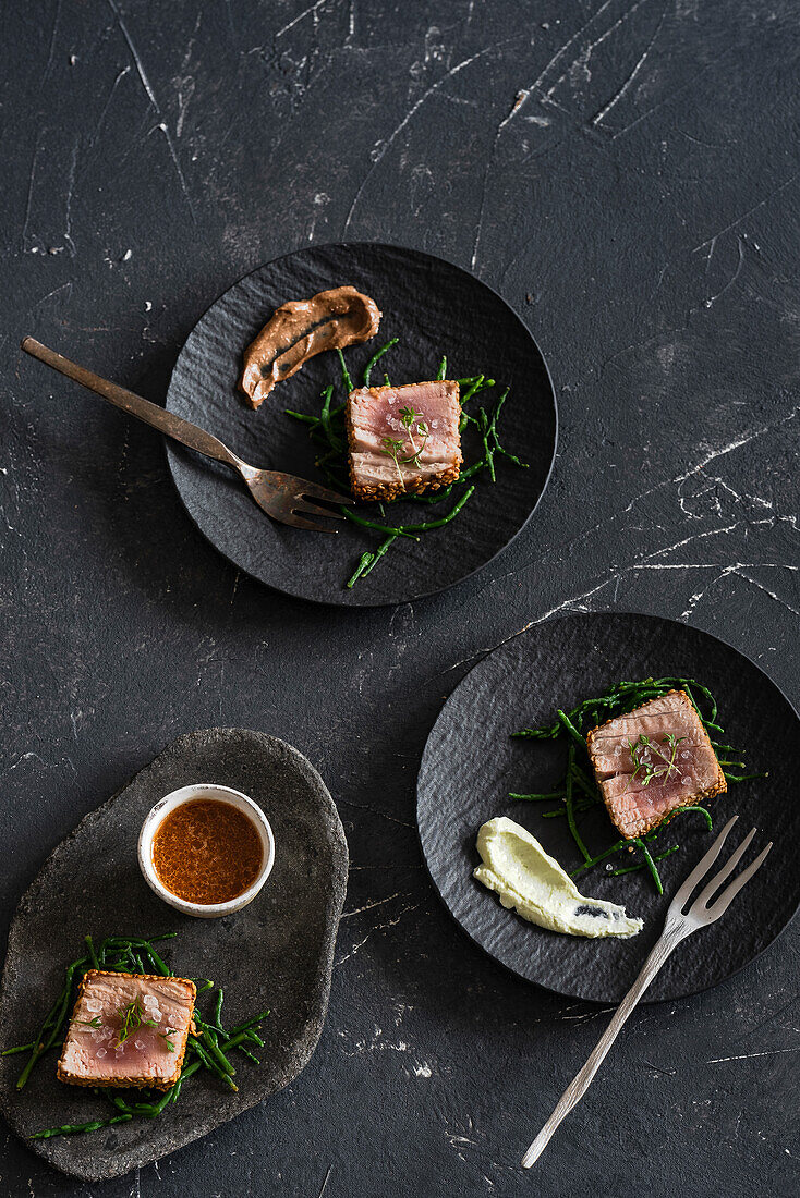 Tuna steaks with samphire and dips
