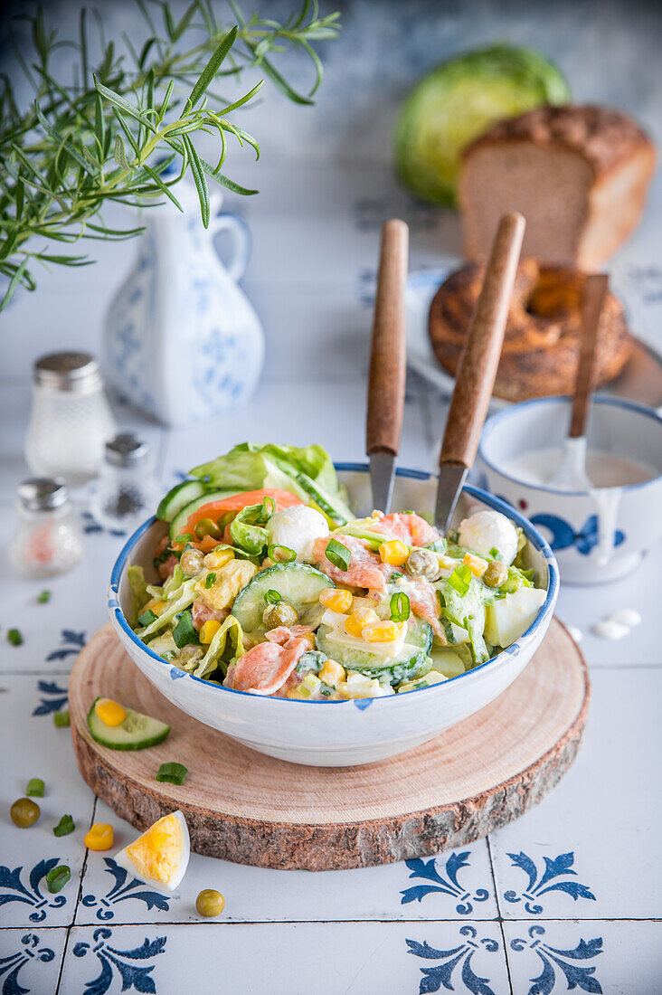Griechischer Salat mit Ei, Räucherlachs und Eisbergsalat