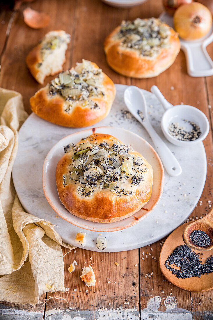 Gebackene Hefe-Zwiebelbrötchen mit Mohn