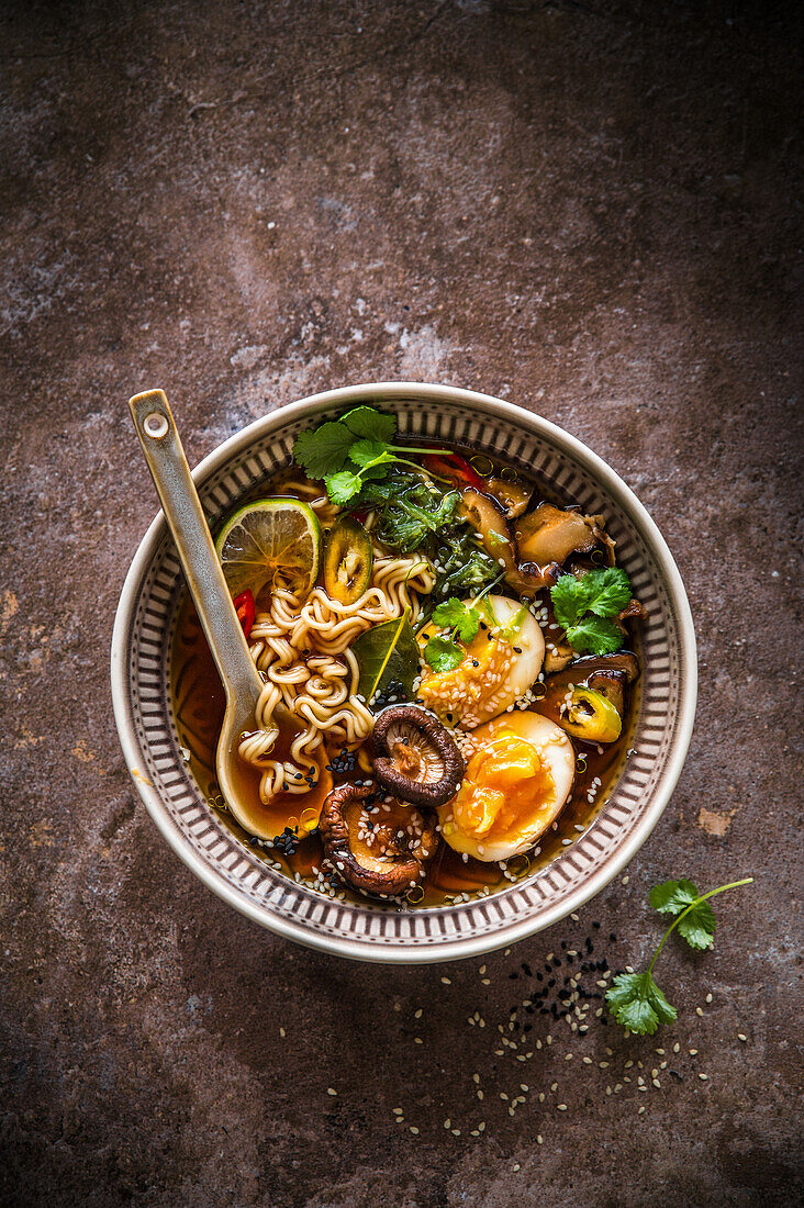 Ramen mit mariniertem Ei und Shiitake