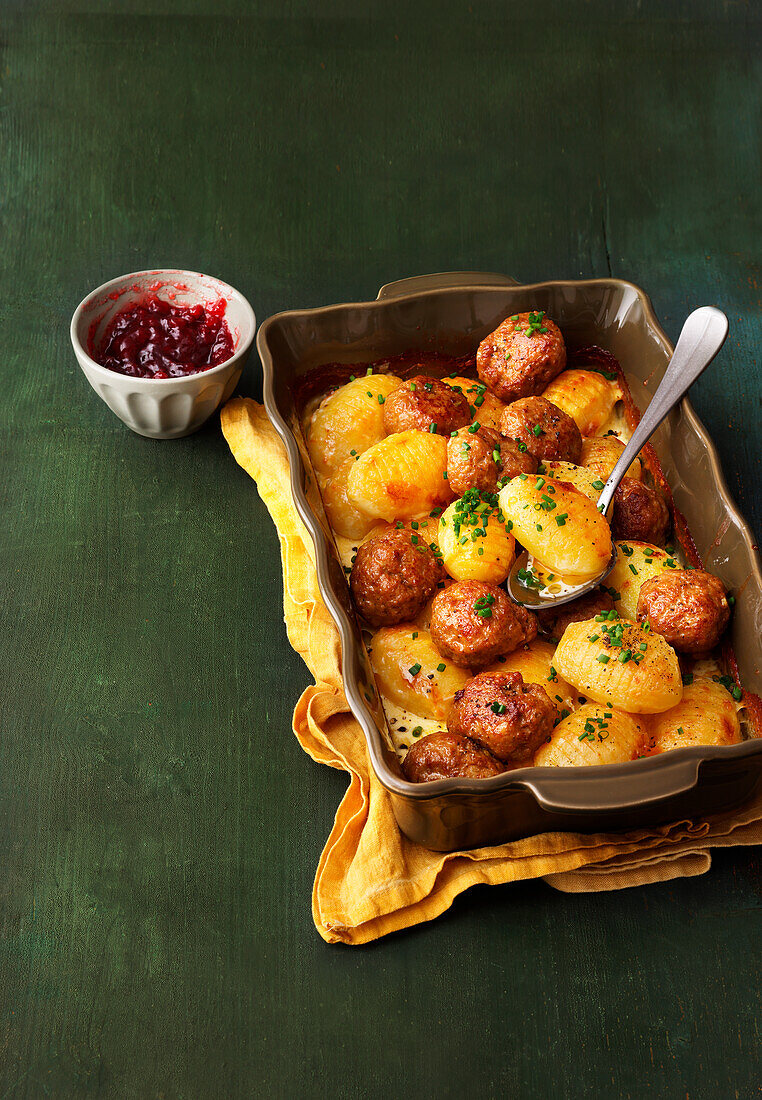 Schwedische Hackbällchen mit Rahmkartoffeln aus dem Ofen