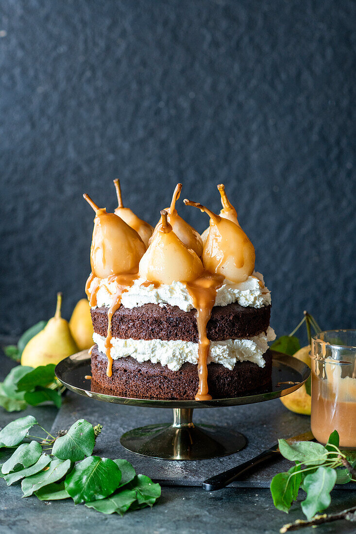 Schokoladenkuchen mit Birnen und Mascarponesahne