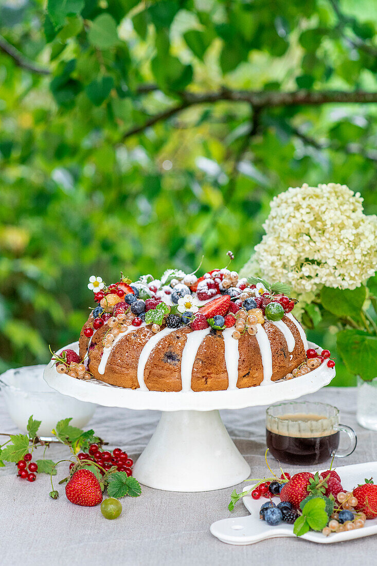 Gugelhupf mit Sommerbeeren und Zuckerguss