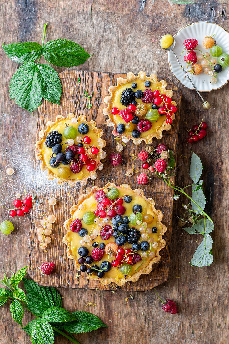 Lemon curd tartelettes with summer berries