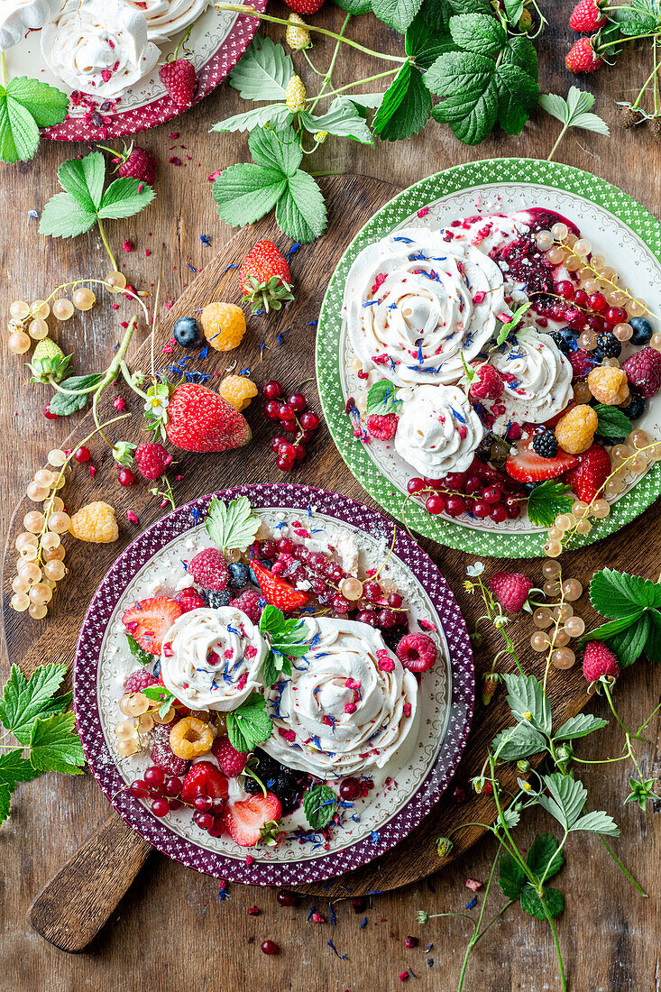 Baiserblüten mit Sommerbeeren