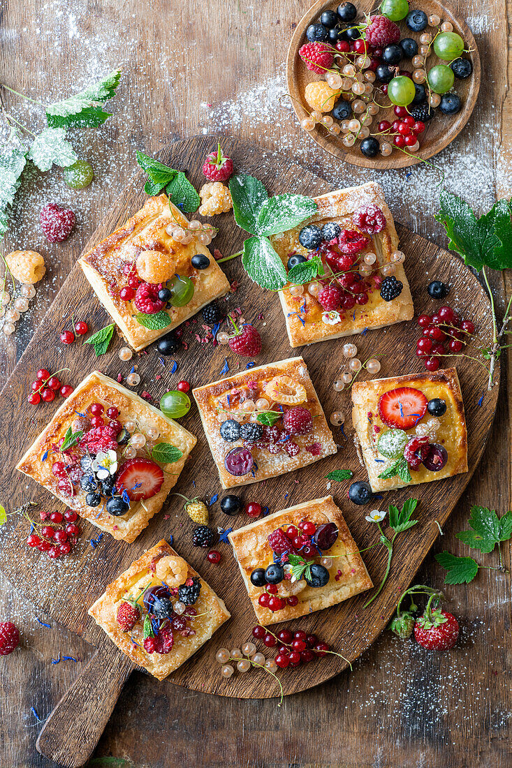 Blätterteiggebäck mit Sommerbeeren