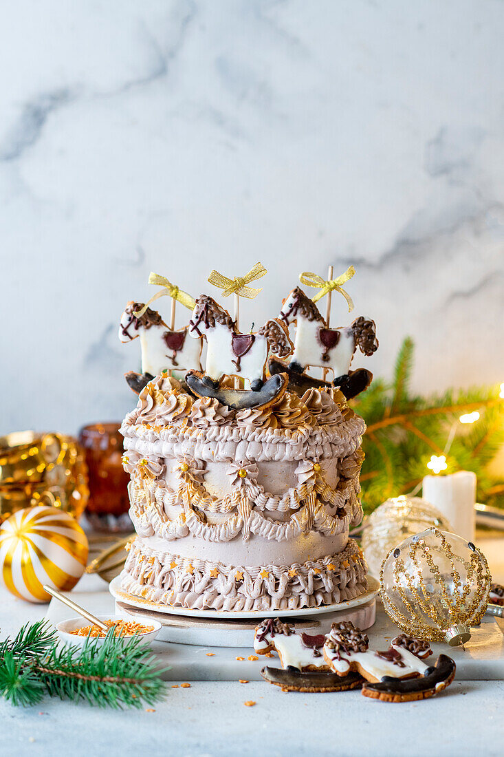 Weihnachtliche Buttercremetorte mit Plätzchendeko