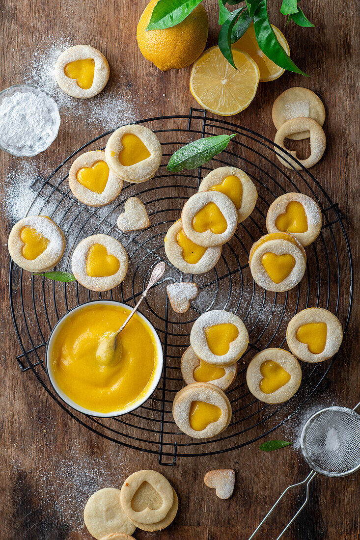 Biscuits with lemon curd