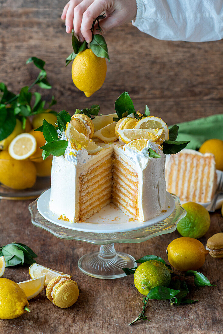 Zitronen-Schichttorte mit Mandelbaiser