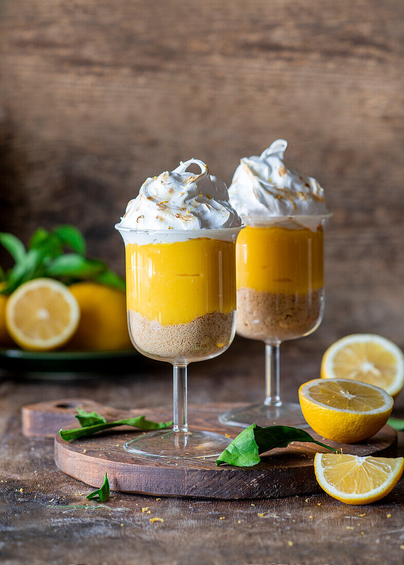 Zitronen-Baiser-Desserts im Glas