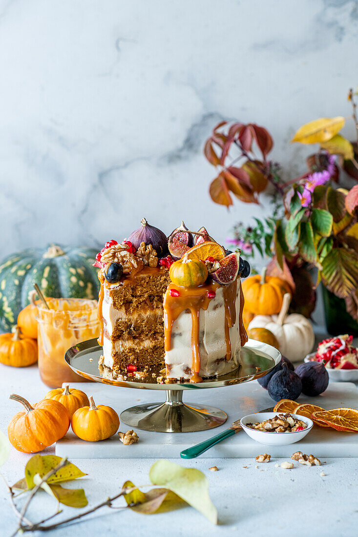 Geschichtete Kürbis-Karamell-Torte