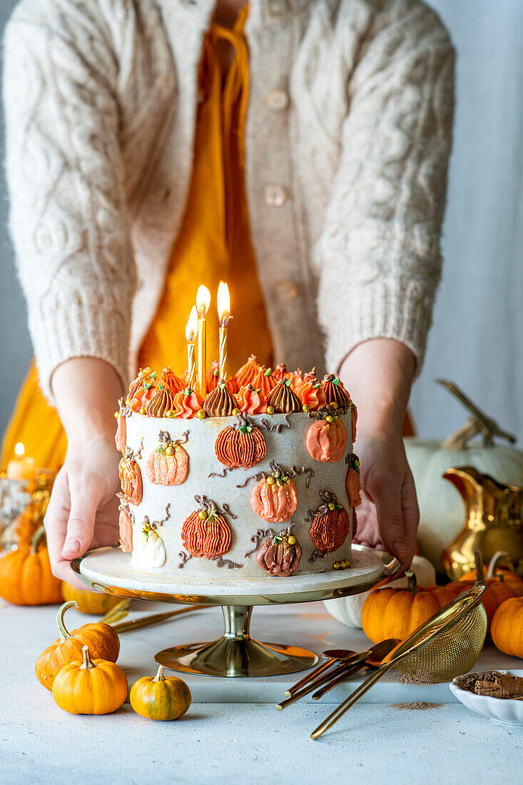 Dekorierter Kürbiskuchen zu Halloween