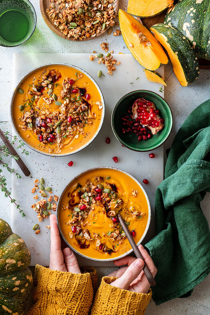 Kürbissuppe mit herzhaftem Granola