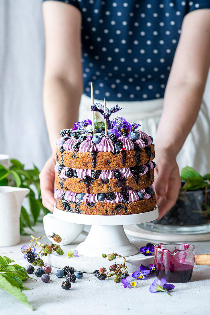 Naked Cake mit Brombeer-Buttercreme