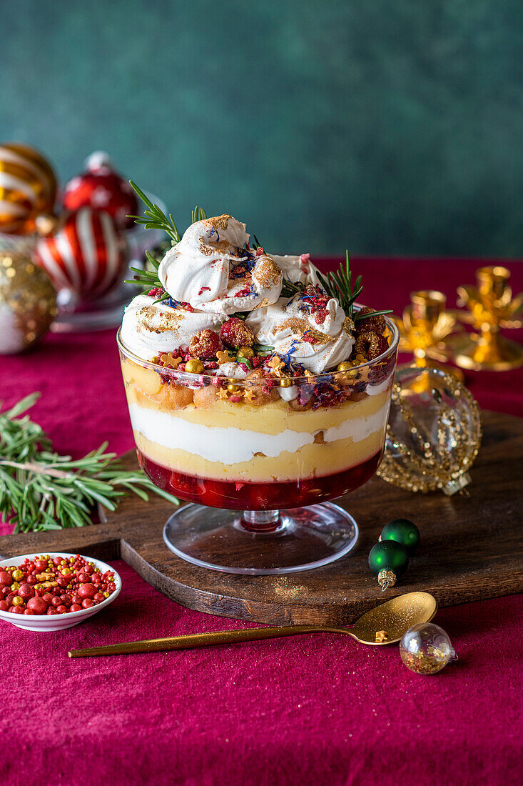 Christmas trifle with meringue and lemon curd