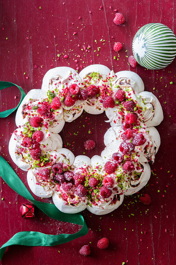 Baiser-Kranz mit Beeren für Weihnachten