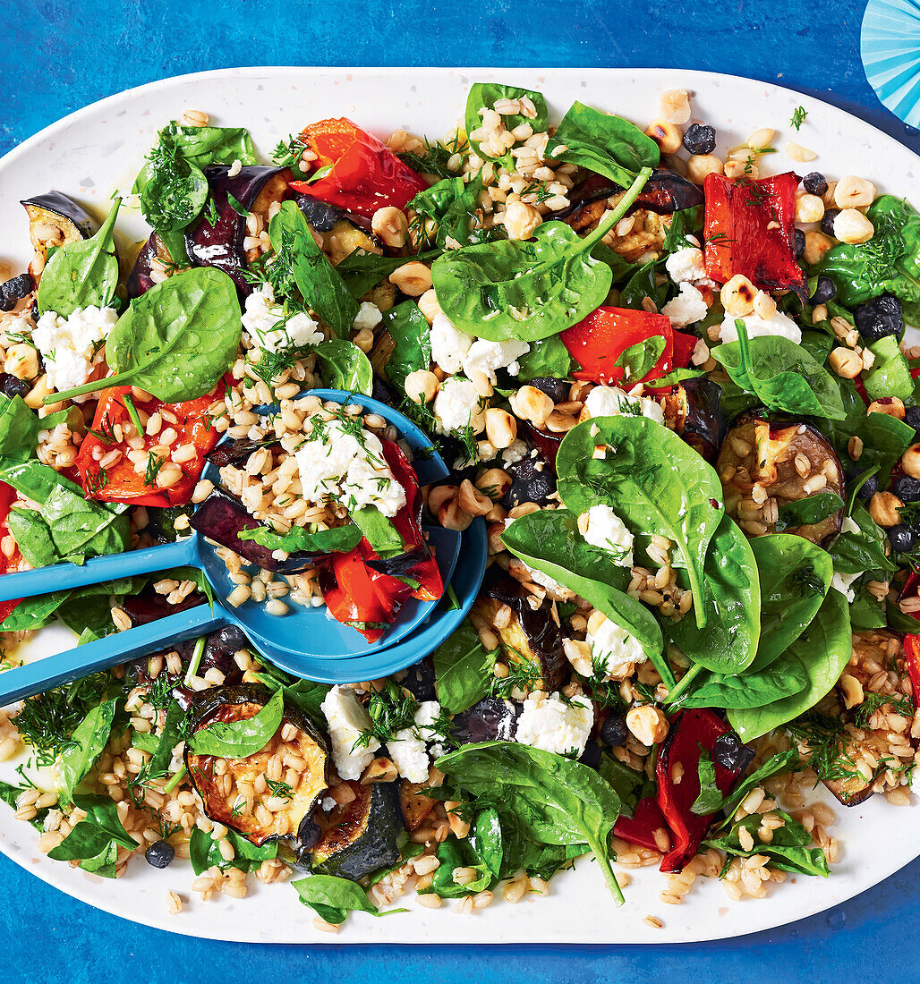Warm grain salad with peppers, spinach and goat's cheese feta