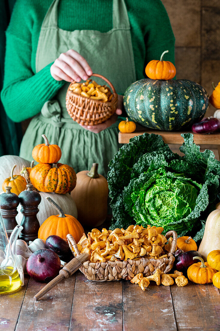 Stillleben mit Herbstgemüse und Pilzen