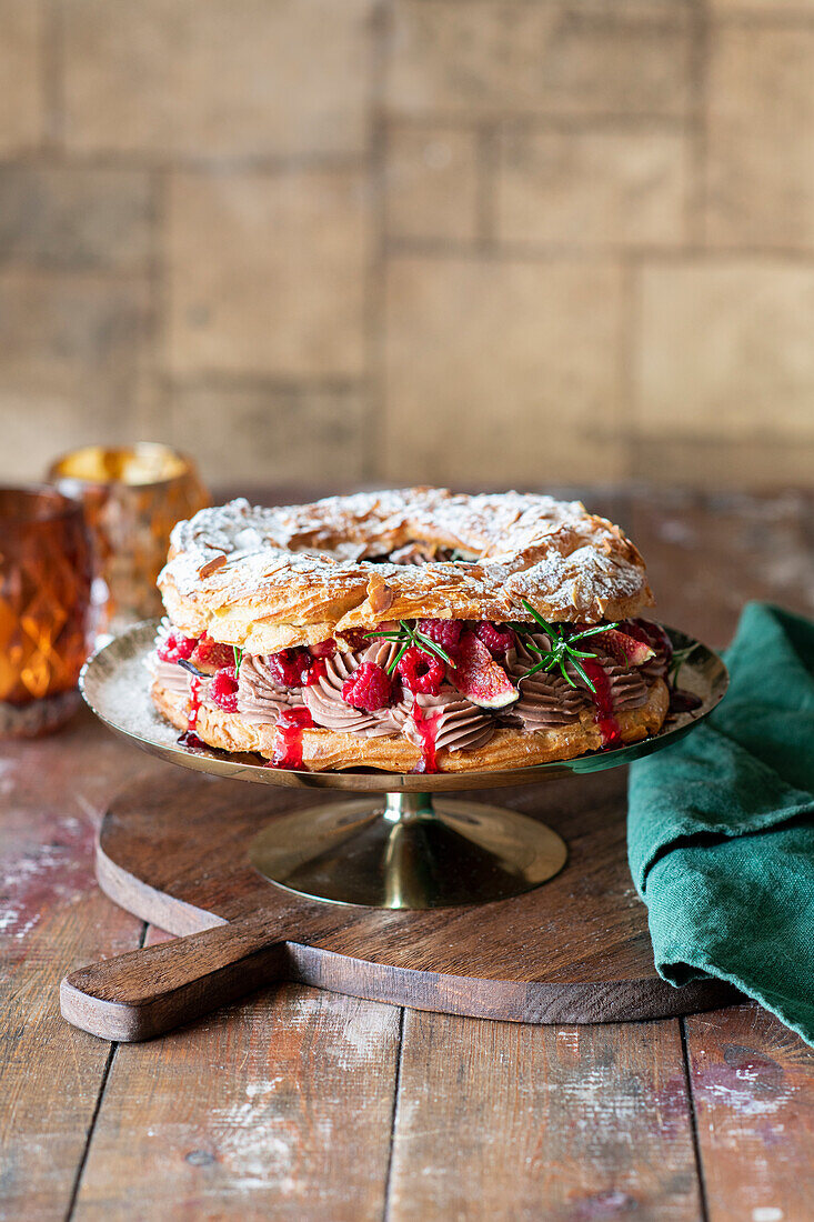 Brandteig-Schichttorte mit Schokocreme und Feigen