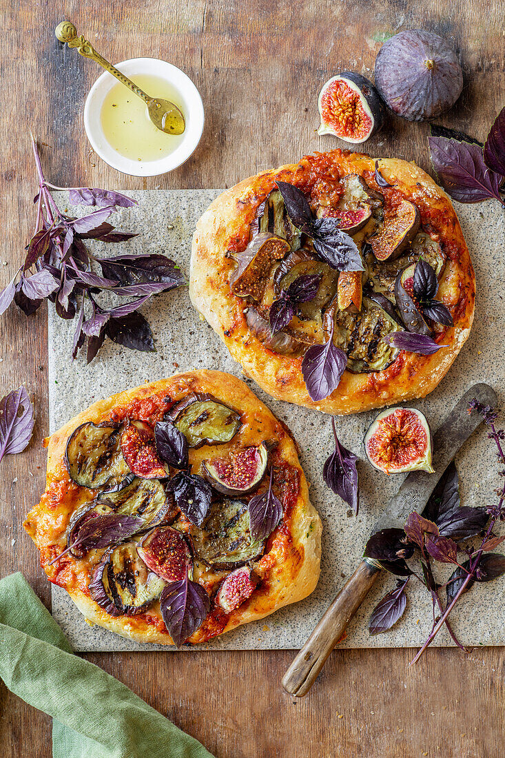 Fig flatbread with aubergines and basil