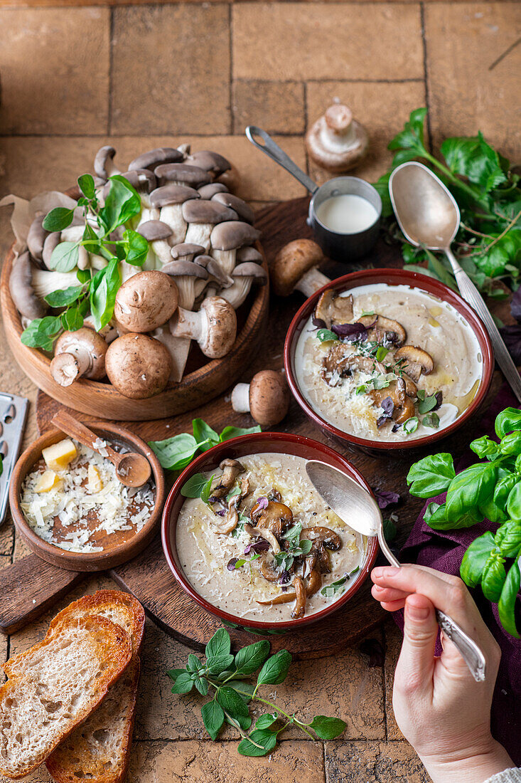 Cremige Pilzsuppe mit frischen Kräutern und Brot