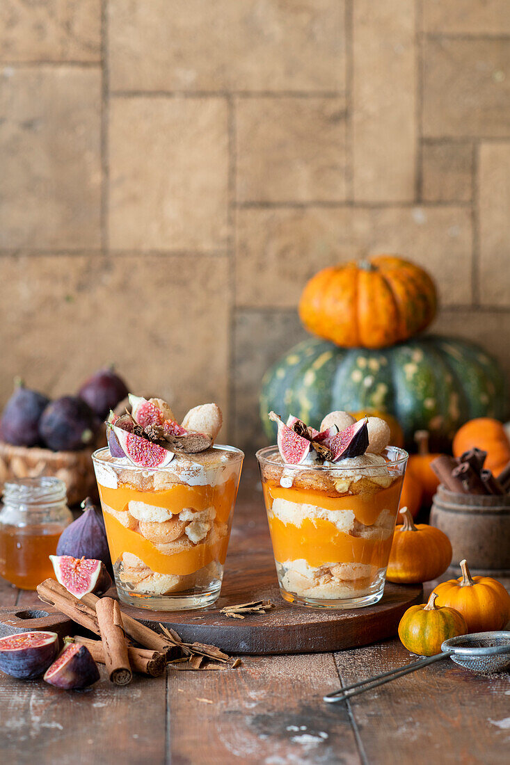 Layered pumpkin dessert with figs and biscuits