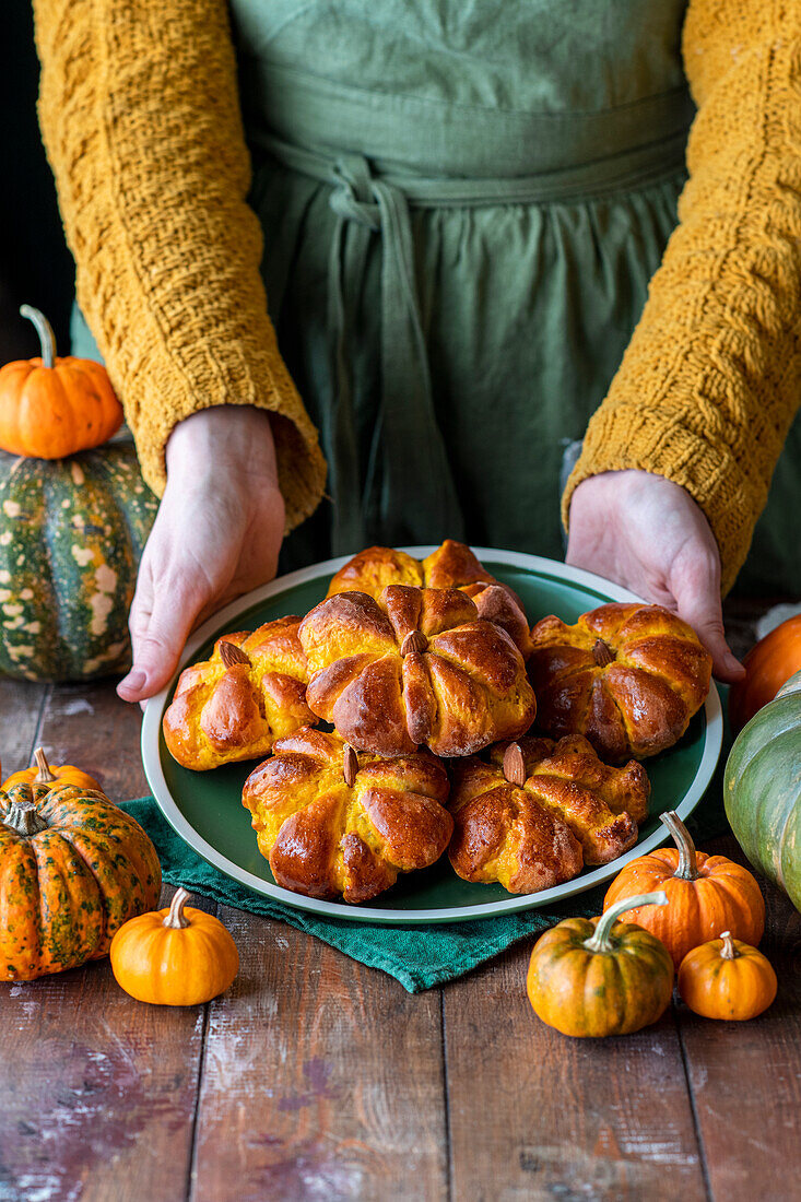 Pumpkin-shaped rolls